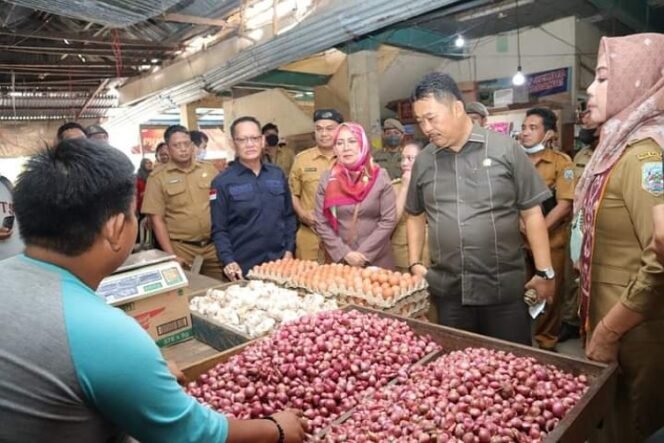 
					Ketua dan Anggota DPRD Provinsi Kaltara bersama Disperindakop sidak harga sembako di pasar. Foto : Humas Setwan.