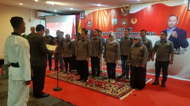 
					Ketua Umum PBTI M. Thamrin Marzuki melantik Pengurus Provinsi Taekwondo Indonesia Kaltara. Foto : Fokusborneo.com 