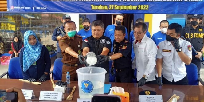 
					BNNP Kaltara Larutkan 1 Kilogram Narkotika Jenis Sabu ke Dalam Wadah Berisi Air. Foto: fokusborneo.com