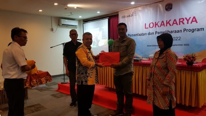 
					Sekda Kota Tarakan Hamid Amren menyerahkan bodybag kepada peserta lokakarya. Foto : Fokusborneo.com 