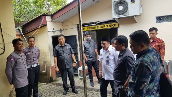 
					Ketua bersama Anggota DPRD Provinsi Kaltara kunker ke Kantor Samsat Kota Tarakan. Foto : Fokusborneo.com 