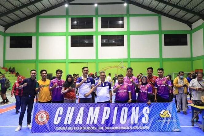 
					Panitia Turnamen Bola Voli KKG Cup 2022 foto bersama Wali Kota Tarakan dr. Khairul dengan Ketua Pengkot PBVSI Tarakan Dapot Sinaga. Foto : Humas