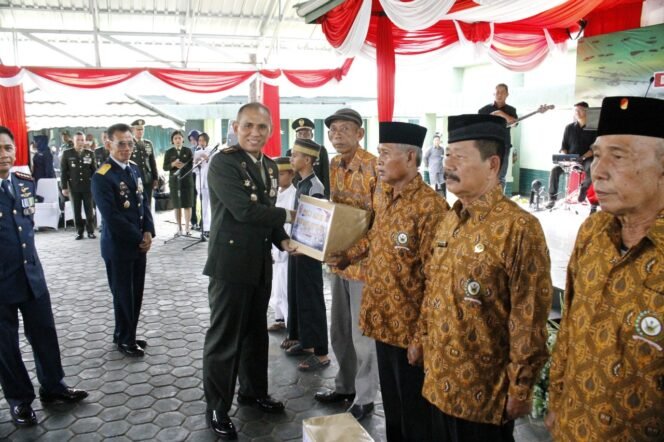 
					Puncak peringatan HUT TNI ke-77 Danrem 092/ Maharajalila, Kolonel Arm Ari Estefanus menyerahkan tali asih kepada veteran 