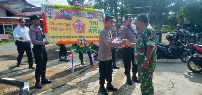 
					Kapolsek Sesayap Hilir, Ipda Agung beserta jajaran memberikan kejutan ke Makoramil 01/Sesayap di peringatan HUT TNI ke-77, Rabu (05/10)