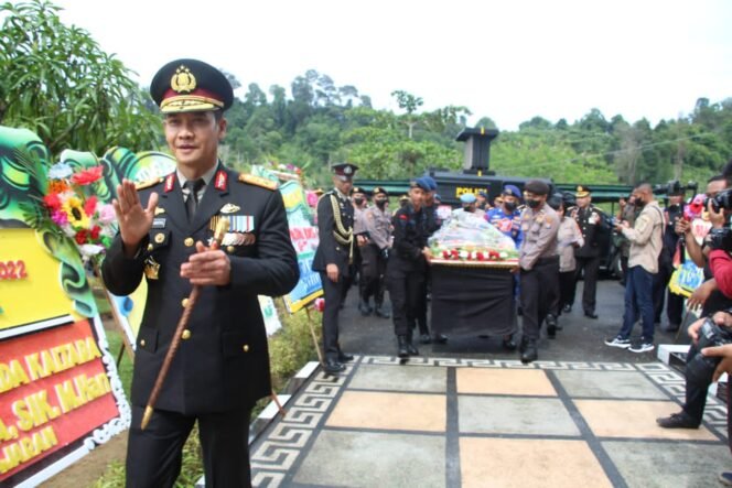 
					Kapolda Kaltara Irjen Pol Daniel Adityajaya bersama seluruh jajarannya memberikan kejutan di acara peringatan HUT TNI ke-77 yang dilaksanakan di Lapangan Upacara Yonif Raider 613/Raja Alam, Rabu(05/10).Foto: Ist 