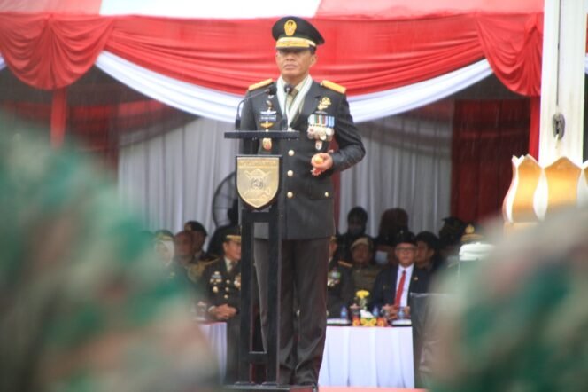 
					Pangdam VI/Mlw Mayjen TNI Tri Budi Utomo memimpin Upacara Peringatan HUT ke 77 Tentara Nasional Indonesia (TNI) bertempat di Lapangan Upacara Kodam VI/Mlw, Rabu (05/10)