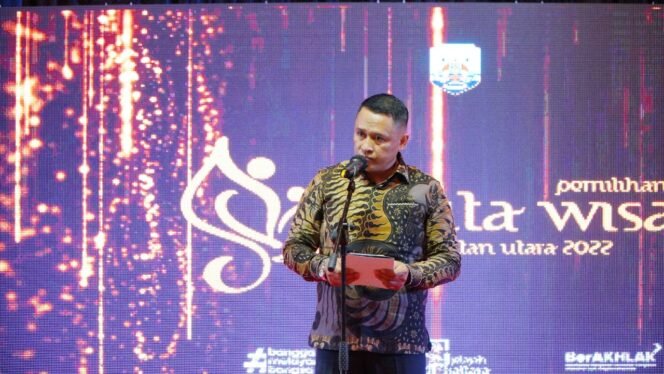
					EPICENTRUM EKONOMI : Staf Ahli Bidang Ekonomi, Pembangunan dan Hubungan Antar Lembaga Provinsi Kaltara, Ferdy Manurun Tanduklangi menghadiri malam puncak pemilihan Duta Wisata Kaltara 2022, di Hotel Luminor, Rabu (5/10).Foto : Dkisp Kaltara 

