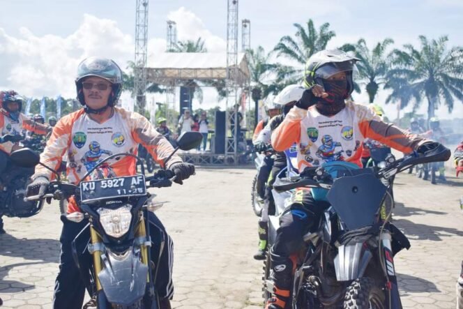 
					Bupati dan Wakil Bupati Bulungan mengikuti One Day Trail Adventure JAMBUL IV Birau 2022 dengan start di Lapangan Agathis Tanjung Selor, Sabtu (8/10)