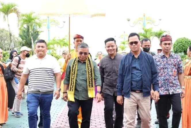 
					Bupati Tana Tidung, Ibrahim Ali  menjemput kedatangan Wamen LHK Bapak Alue Dohong beserta rombongan anggota DPD RI Dapil Kaltara Hasan Basri dan Fernando.