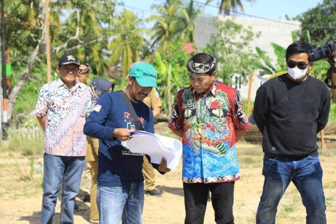 
					SERAPA APBD: Gubernur Kaltara, Drs H Zainal A Paliwang SH, M.Hum meninjau progress pembangunan Pulau Sebatik belum lama ini.Foto : Dkisp Kaltara 


