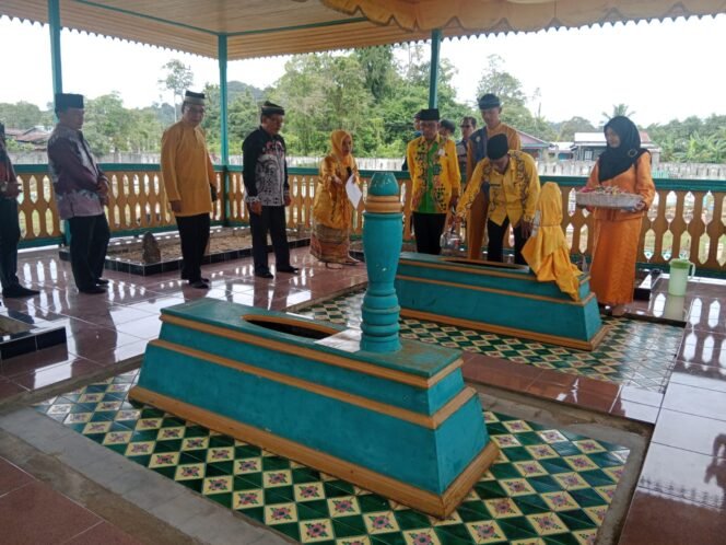 
					Bupati Bulungan, Syarwani beserta jajaran Pemkab Bulungan berziarah ke makam Kesultanan dan Kerabat Kesultanan Bulungan, Selasa (11/10)