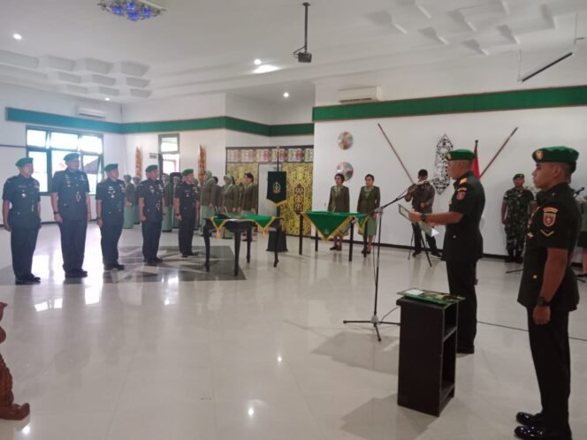 
					Danrem 092/ Maharajalila Brigjen TNI Ari Estefanus pimpin serah terima jabatan Dandim 0903/Bulungan, Kasiops Kasrem 092/Mrl, dan  Kasilog Kasrem 092/Mrl, Selasa (11/10)
