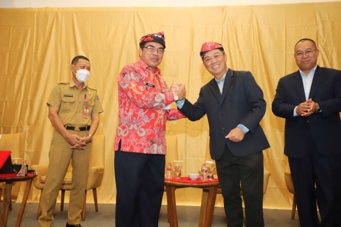 
					LAWATAN KERJA : Sekprov Kaltara, Dr H Suriansyah menerima lawatan kerja Ketua Menteri Sabah YB Datuk Dr Joachim Gunsalam di Kota Tarakan, Selasa (11/10).Foto : Dkisp Kaltara 

