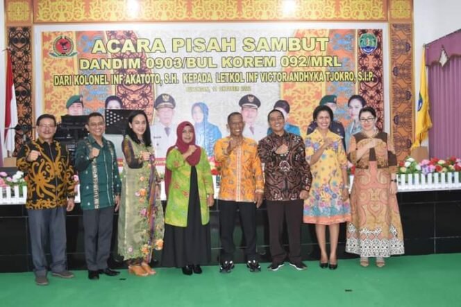 
					Bupati Bulungan, Syarwani dan wakil Bupati Bulungan, Ingkong Ala menghadiri acara pisah sambut dan ramah tamah Komandan Kodim 0903/Bulungan bertempat di Pendopo Rumah Jabatan Bupati Bulungan, Selasa (11/10)