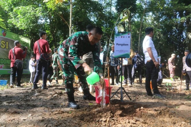 
					Kodam VI/Mlw Laksanakan Reboisasi dan Reklamasi Dalam Rangka Peringatan HUT ke 77 TNI