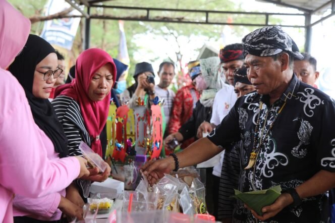 
					SILATURAHMI : Gubernur Kaltara, Drs H Zainal A Paliwang SH, M.Hum menghadiri kegiatan Forsija yang turut memeriahkan HUT ke 10 Provinsi Kaltara, Ahad (16/10).Foto : Dkisp Kaltara 

