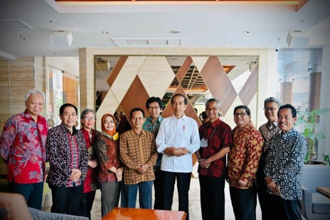 
					Berkunjung ke Yogyakarta, Presiden Jokowi Temui Teman Semasa Kuliah