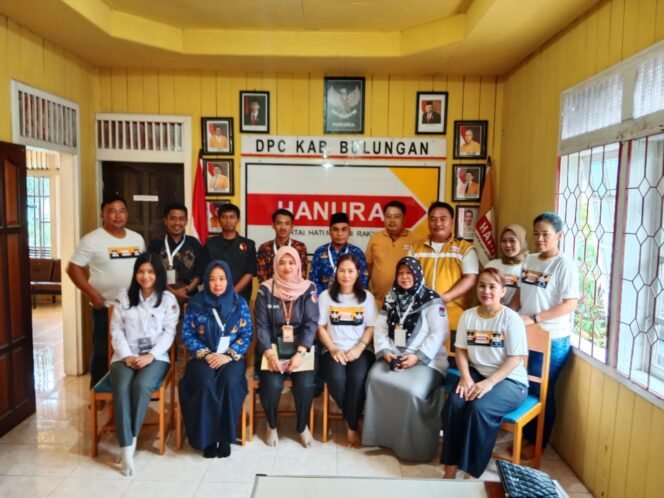 
					Ketua dan Pengurus DPC Partai Hanura Kabupaten Bulungan menerima rombongan Komisioner KPU dan Bawaslu Bulungan di Kantor Sekretariat DPC Hanura Bulungan, Senin (17/10)