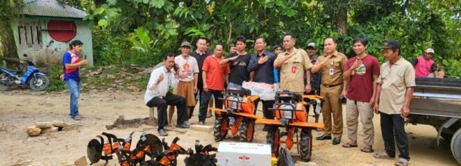 
					Difasilitasi Anggota DPRD Kota Tarakan Muhammad Hanafia, Kelompok tani Kuncup Mekar Mamburungan Timur dapat bantuan Cultivator. Foto : Ist 