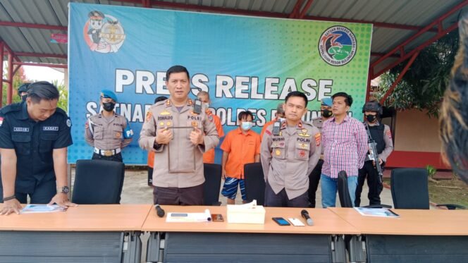 
					Kapolres Bulungan, AKBP Ronaldo Maradona, mengungkapkan kronologis pelarian kedua tahanan di depan awak media, Sabtu (22/10)