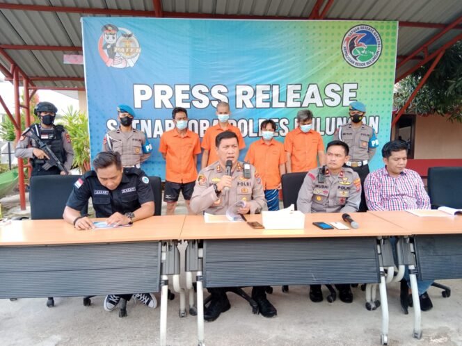 
					Polres Bulungan menggelar press release terkait penangkapan dua tahanan yang sempat kabur dari Rumah Tahanan (Rutan) Mako Polres Bulungan, Sabtu (22/10).