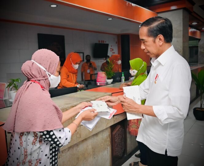 
					Serahkan Bansos di Kantor Pos Balikpapan, Presiden: Bisa Dibelikan untuk Gizi Anak