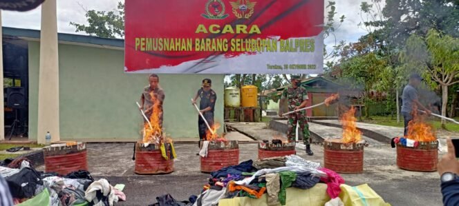
					Kodim 0907/Tarakan bersama Bea Cukai Tarakan melakukan pemusnahan barang bukti Balpress Ilegal bertempat di Halaman Makodim 0907/Tarakan, Selasa (25/10). Foto : Fokusborneo