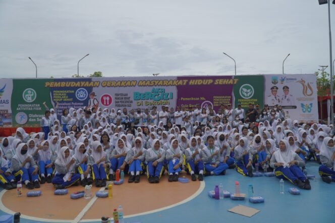 
					KALTARA DIHATI : Gubernur Kaltara, Drs H Zainal A Paliwang SH, M.Hum berfoto bersama siswa SMA Negeri 1 Tanjung Selor usai melakukan Gerakan Serentak Pemberian Tabler Tambah Darah, Rabu (26/10). Foto : Dkisp Kaltara 

