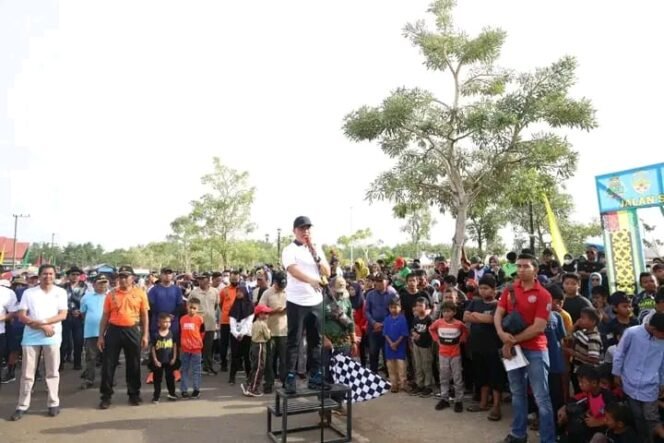 
					Bupati Tana Tidung, Ibrahim Ali membuka dan mengikuti kegiatan jalan santai dalam rangka Festival Budaya Irau Tana Tidung, Minggu(30/10)