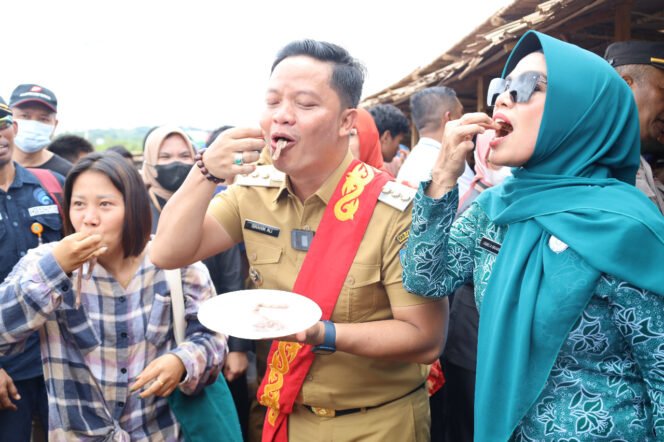 
					Bersama sang konten kreator Norlela, Bupati Tana Tidung Ibrahim Ali dan Ketua PKK Tana Tidung Vamelia Ibrahim Ali mencoba mencicipi Tembiluk 
