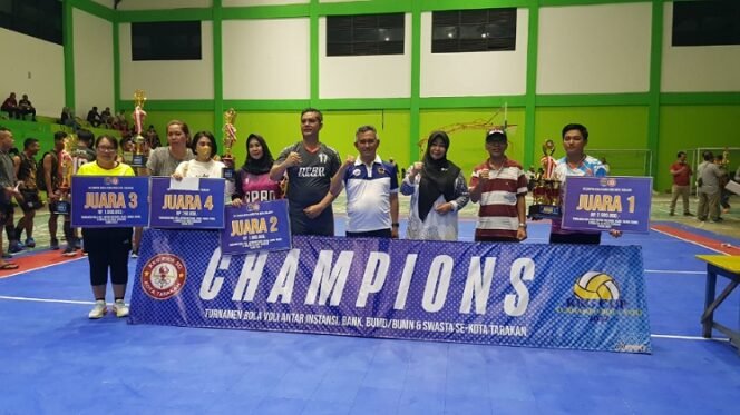 
					Tim putri Disdik A juara Turnamen Bola voli KKG Cup. Foto : Fokusborneo.com 