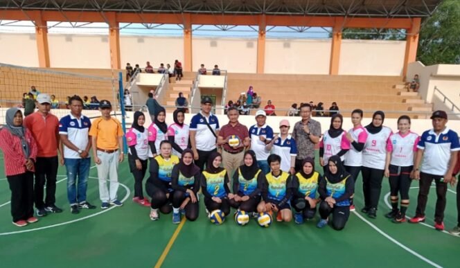 
					Wali Kota Tarakan dr. Khairul bersama Ketua Pengprov PBVSI Kaltara dan Pengkot PBVSI Tarakan menghadiri pembukaan Livota. Foto : Humas. 