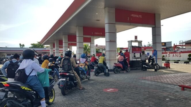 
					Antrian pengendara isi BBM di SPBU. Foto : Fokusborneo.com 