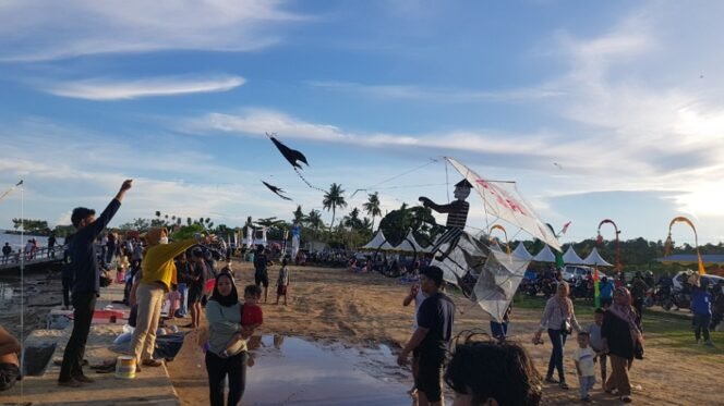 
					Perlombaan layang-layang dalam rangka Iraw Tengkayu XI. Foto : Fokusborneo.com 