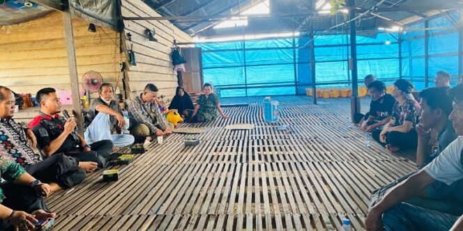 
					Bapas Tarakan Memberikan Pelatihan Kepada Klien Langsung di Lokasi Peternakan Ayam. Foto: Bapas 