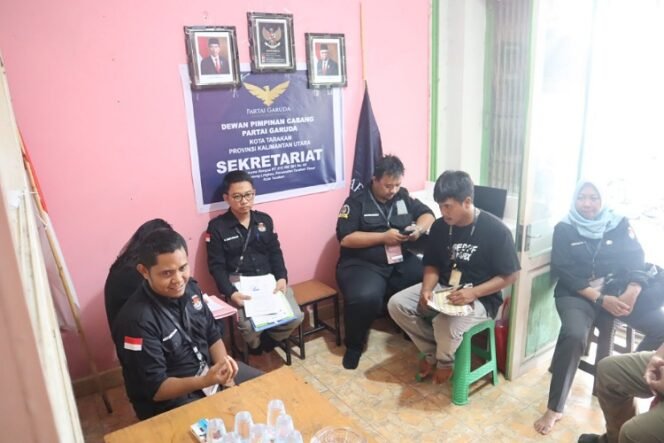 
					Anggota KPU Kota Tarakan melakukan verfak di Sekretariat Partai Garuda. Foto : Ist