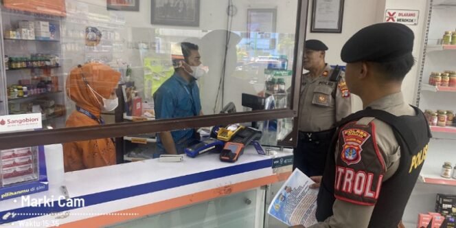 
					Personel Polres Tarakan Melakukan Monitoring dan Imbauan ke Apotek Terkait Larangan Peredaran Obat Sirup. Foto: Humas Polres 