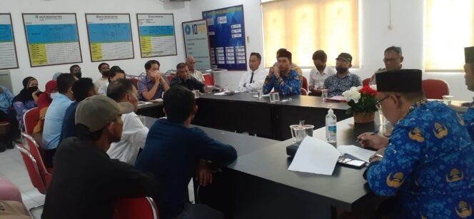 
					Mediasi antara warga RT 4 dan 5 dengan pemilih lahan soal pembangunan pagar di Jalan Bengkirai Gunung Lingkas. Foto : Ist 