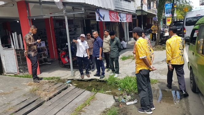 
					Kunlap Komisi 3 DPRD Kota Tarakan meninjau saluran air di Jalan Yos Sudarso. Foto : Fokusborneo.com 