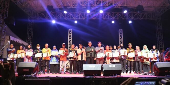 
					Penyerahan Piagam Penghargaan Inovasi Daerah Pemerintah Provinsi Kaltara Oleh Gubernur dan Wakil Gubernur Kaltara. Foto: ist