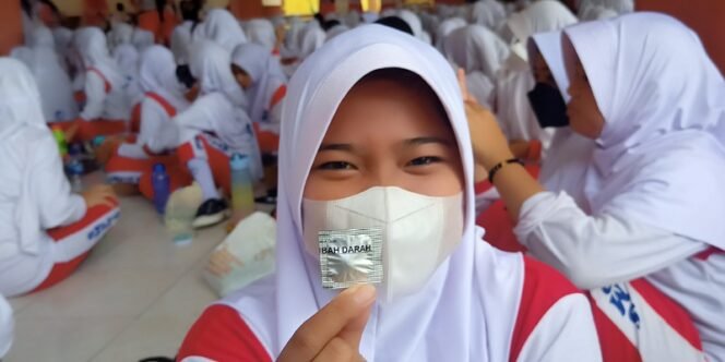 
					Pelajar Putri SMP Negeri 2 Tarakan Melihatkan Tablet Penambah Darah dari Dinkes. Foto: fokusborneo.com 