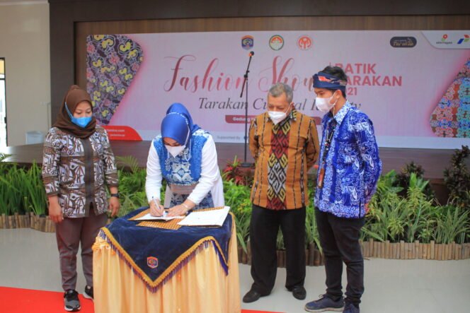 
					Aara syukuran dan sosialisasi website Data Dian Malinau Kaltara kepada beberapa desa tetangga yang belum memiliki web desa. Acara pada Minggu (18 September 2022) di Balai Desa Data Dian. (Warsi)

