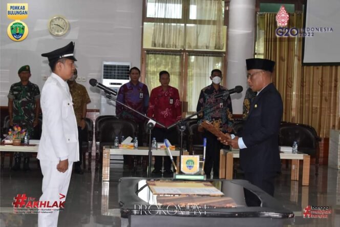 
					Bupati Bulungan,  Syarwani melantik Kades Sekatak Bengara, Jumat (4/11)