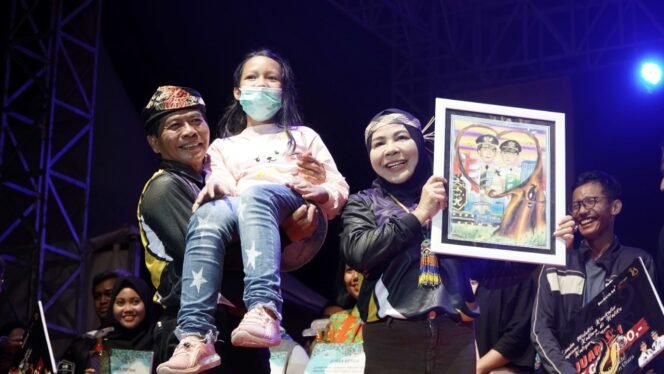 
					MERIAH : Gubernur Kaltara, Drs H Zainal A Paliwang SH, M.Hum menyerahkan hadiah lomba kepada peserta Benuanta Fest 2K22 di Lapangan Agatis, Senin (31/10) malam.Foto : Dkisp Kaltara 

