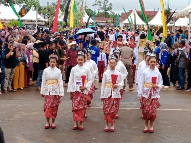 
					Salah satu peserta lomba gerak jalan dalam rangka Pesta Rakyat HUT Kabupaten Tana Tidung