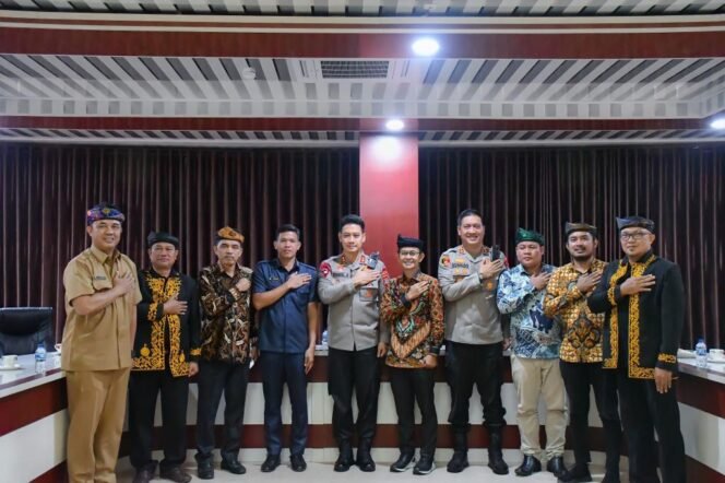 
					Kolaborasi Kebangsaan, Pengurus FKWT bersilaturahmi ke Kapolda Kaltara. Foto : Ist 
