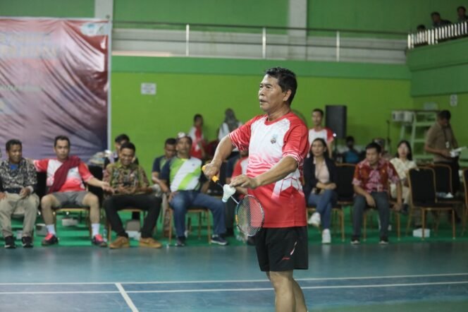 
					HUT ke-10 Provinsi Kaltara, Gubernur Buka Kejuaraan Bulutangkis Kaltara Antar OPD