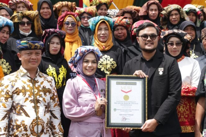 
					Ketua TP - PKK Kabupaten Tana Tidung, Vamelia Ibrahim menerima penghargaan Rekor Muri Sajian khas Tana Tidung Kumpol Terbanyak, Jum'at (4/11)