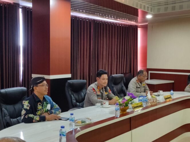 
					SILATURAHMI - Ketua dan Pengurus Pakuwaja Kaltara melaksanakan audiensi dengan Kapolda Kaltara Irjen Pol Daniel Adityajaya dan Wakapolda Brigjen Pol Kasmudi, Jumat (4/11)