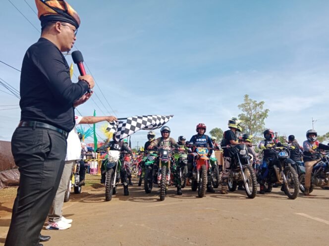 
					Dandim 0914/TNT, Letkol Inf Krishna, turut serta berpartisipasi dalam event Trabas dalam rangka memeriahkan HUT KTT ke-15, Sabtu (5/11)